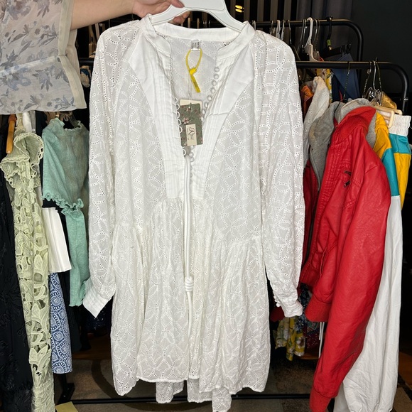 Elegant White Lace Dress - Picture 2 of 3